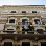 Elaborati decori abbelliscono i balconi, i cornicioni marcapiano, i capitelli delle lesene sovrapposte e gli architravi delle finestre in particolare nei piani superiori
